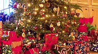 stxmco001christmas tree and presents