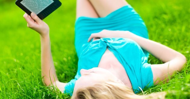 Th-istock-woman-women-outdoors-outside-ereader-e-reader-tablet-read-ebook--w