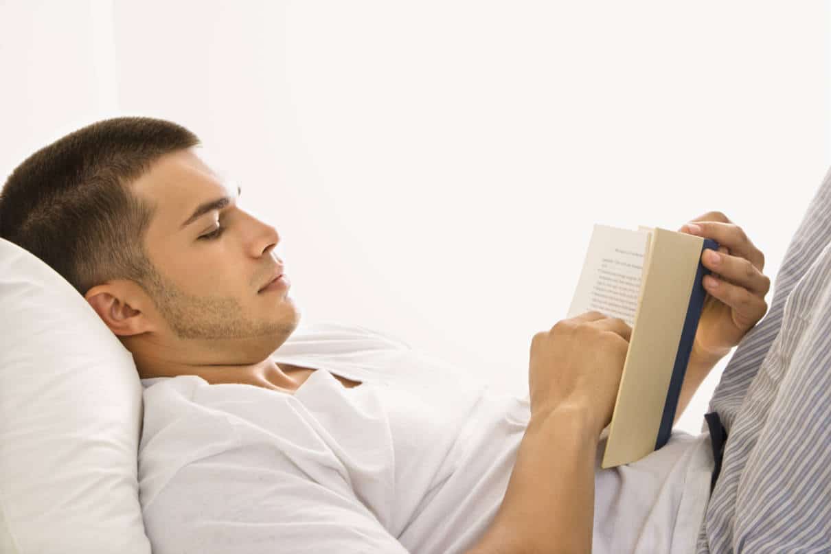 Почему мужчины не читают. Чтение лежа. Мужчина читает. Мужчина лежит. Читать лежа.