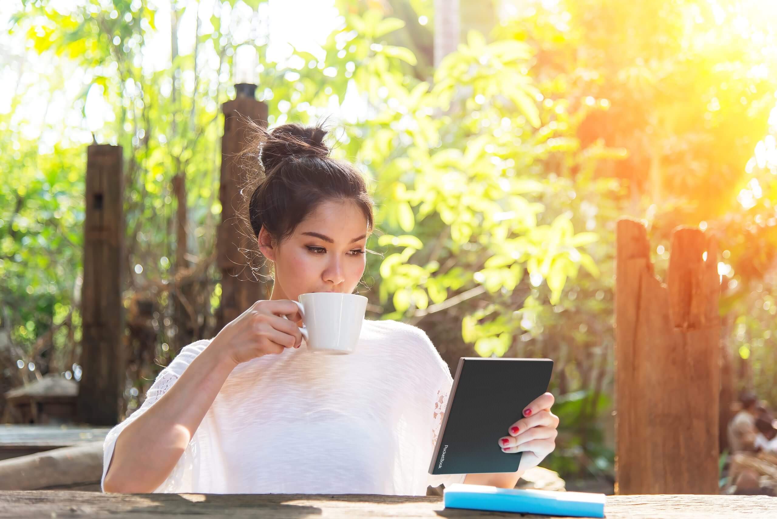 Womenwithmobilephonesandtabletsinthebeautifulbackyard - Good E-reader