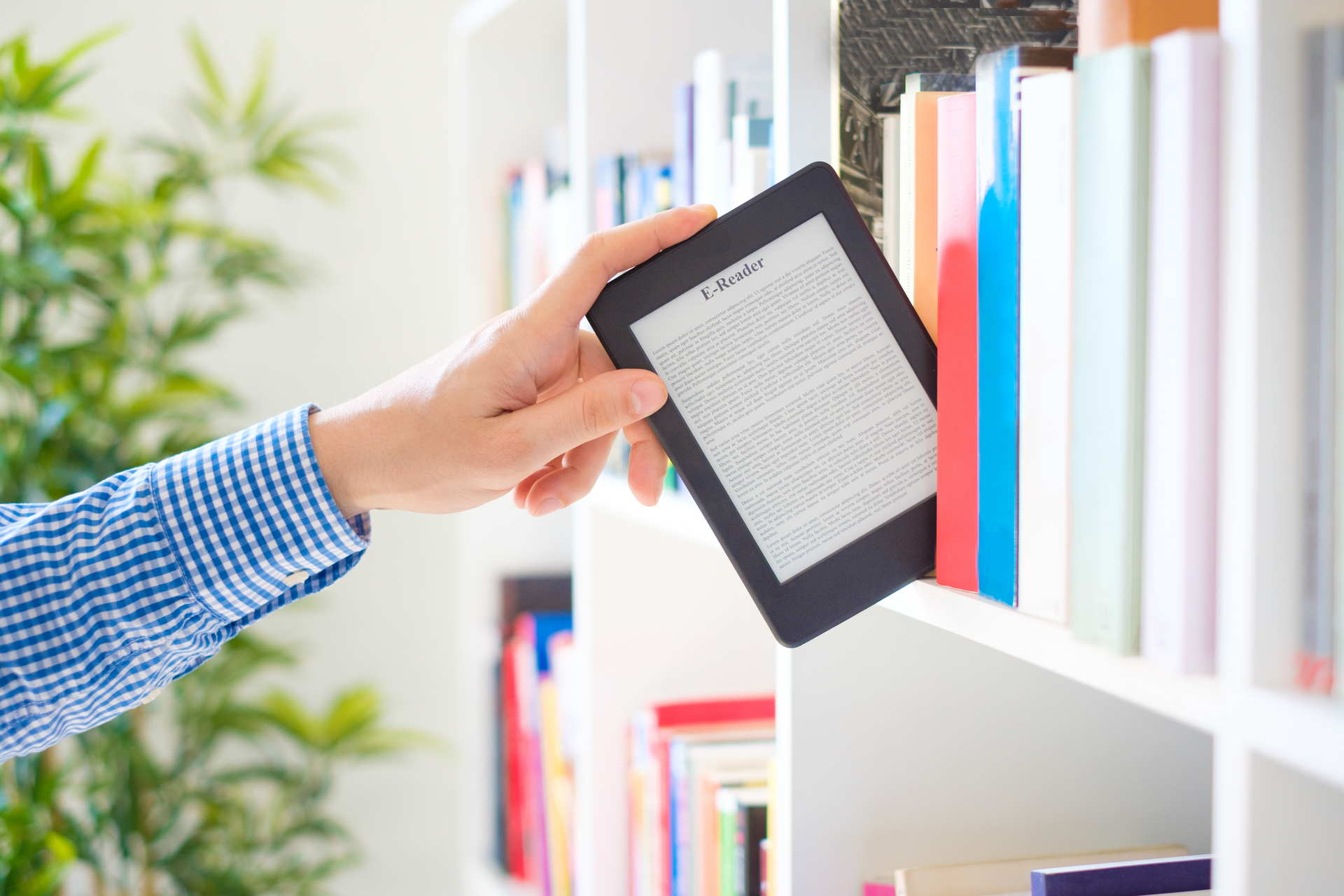 What are the C02 effects between e-readers and paper books?