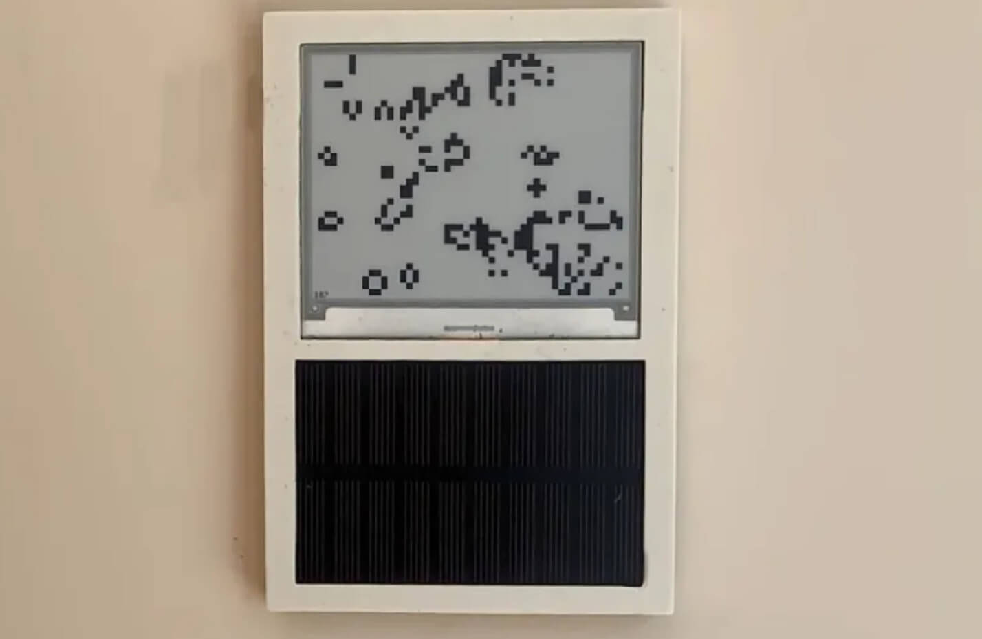 Solar-powered E Ink: Conway's Game of Life with circadian rhythm - Good e- Reader